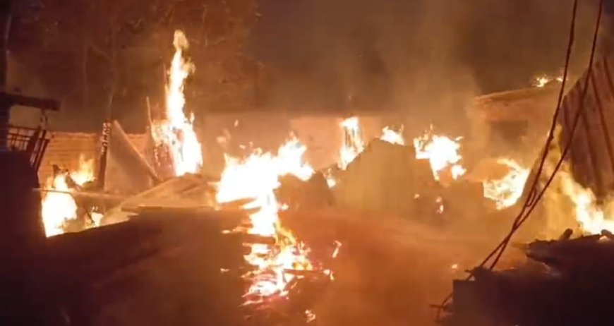 বিধ্বংসী আগুনে ভষ্মীভূত ৩টি দোকান