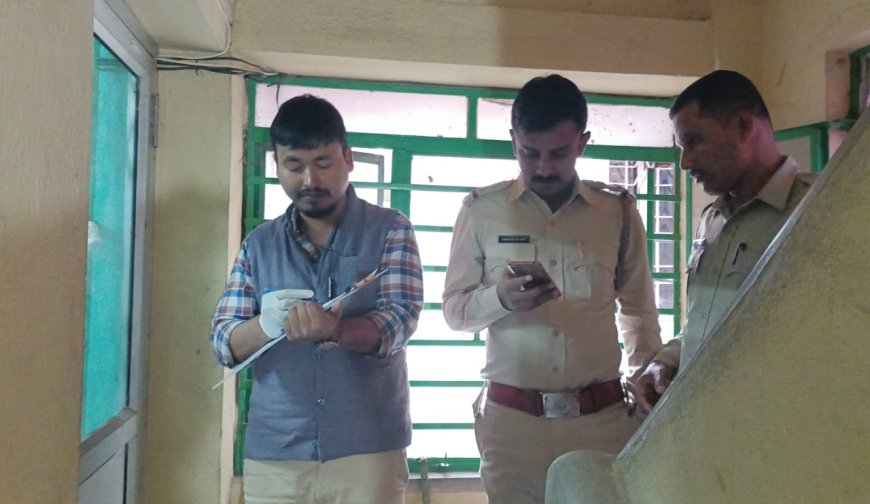 ছাত্রীর মৃত্যুর ঘটনাস্থল থেকে নমুনা সংগ্রহ করে নিয়ে গেল ফরেন্সিক দলের এক প্রতিনিধি