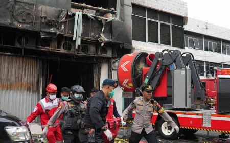 ইন্দোনেশিয়ায় বহুতলে অগ্নিকাণ্ড, মৃত অন্তত ২০