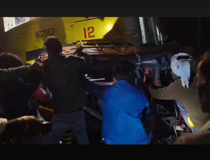 চালকের তৎপরতায় বড়সড় দুর্ঘটনা থেকে রক্ষা পেল নামখানাগামী ট্রেন