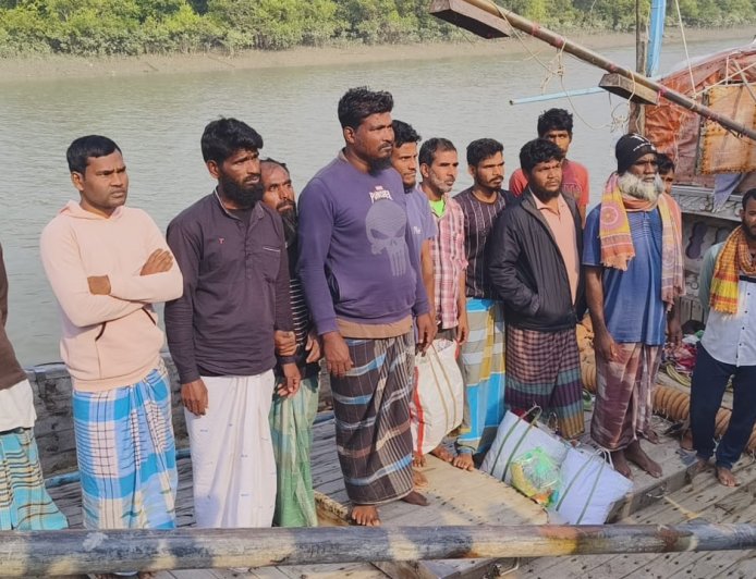 আইনি প্রক্রিয়া সম্পন্ন হওয়ার পর, স্বদেশে ফিরছেন ভারত ও বাংলাদেশের মৎস্যজীবীরা