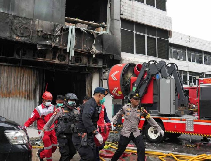 ইন্দোনেশিয়ায় বহুতলে অগ্নিকাণ্ড, মৃত অন্তত ২০