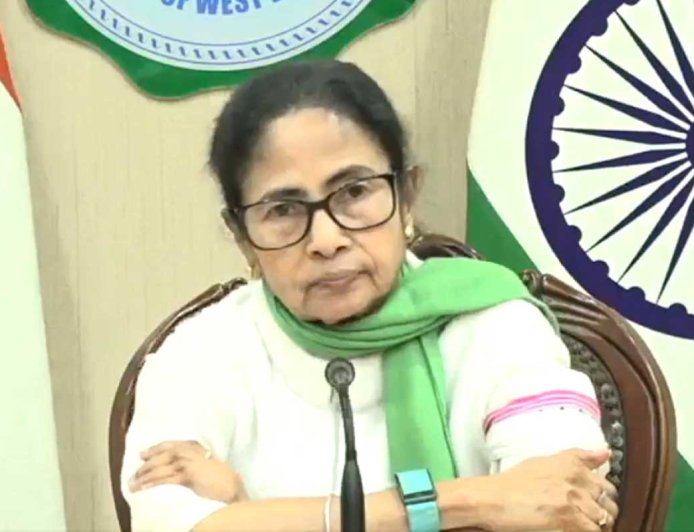 বৈধ ভোটার বাদ দিতে কমিশনের ‘ব্ল্যাক ম্যাজিক’, তোপ মমতার