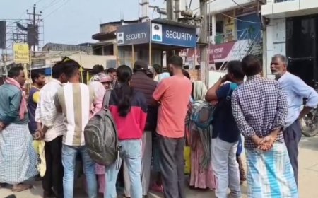 মালদায় চাকরির নাম করে কোটি টাকার প্রতারণা! সাড়ে চার হাজার বেকারের অভিযোগ, জেলাশাসকের দ্বারস্থ ক্ষতিগ্রস্তরা