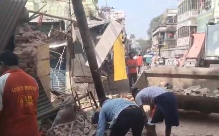 ভবানীপুরে ভেঙে পড়ল তোরণ, অল্পের জন্য বড় দুর্ঘটনা এড়ানো