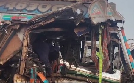 ঝাড়গ্রামে ভয়াবহ সড়ক দুর্ঘটনা, ডাম্পারে ধাক্কায় ট্রাকচালকের মৃত্যু, সংকটজনক খালাসি