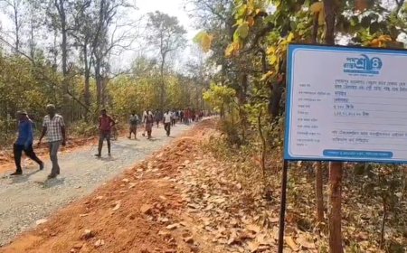 ঝাড়গ্রামে পথশ্রী প্রকল্পের রাস্তায় দুর্নীতির অভিযোগ, পথ অবরোধ করে কাজ বন্ধ গ্রামবাসীদের