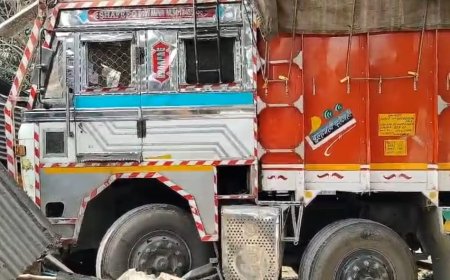 রাতের অন্ধকারে বেপরোয়া লরির দৌরাত্ম্য, বাড়ি ও দোকানে ঢুকে চাঞ্চল্য ধূপগুড়িতে