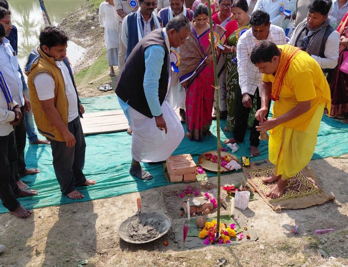 পাথরপ্রতিমায় নতুন জেটিঘাট ও স্থায়ী নদী বাঁধ নির্মাণের কাজের শুভ সূচনা করলেন বিধায়ক