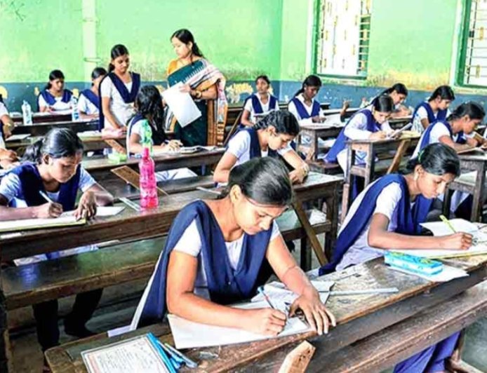 উচ্চমাধ্যমিক পরীক্ষা দিতে এসে অসুস্থ হয়ে পড়ল এক ছাত্রী, দেওয়া হল না পরীক্ষা