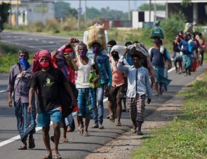 পুণেতে নিহত পরিযায়ী শ্রমিকের বাড়িতে অভিষেক, দোষীদের শাস্তি ও চাকরির আশ্বাস