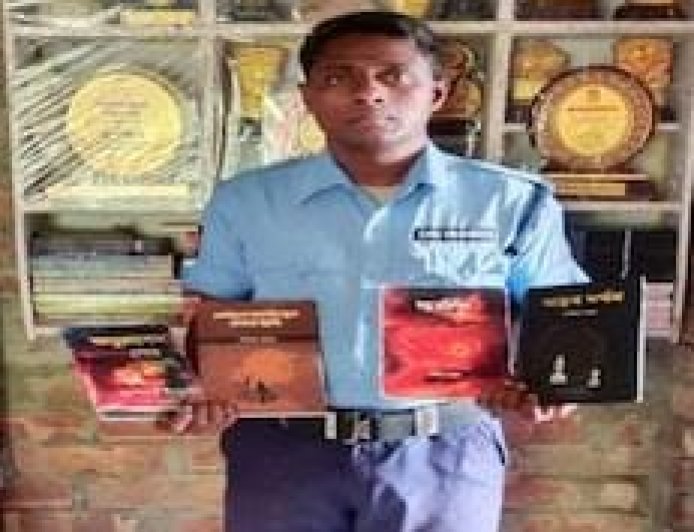 *উর্দির নিচে কলম-যোদ্ধা; সুন্দরবনের সিভিক ভলান্টিয়ার কর্ণধরের ঝুলিতে ১৬০০ কবিতা ও উপন্যাসের সম্ভার*