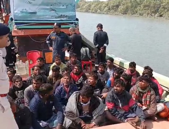 আন্তর্জাতিক জলসীমা লঙ্ঘনের অভিযোগে বাংলাদেশি ট্রলার আটক, ২৮ মৎস্যজীবী ধৃত