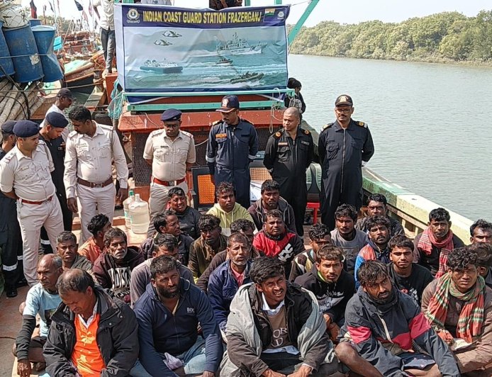“ বাংলাদেশি ট্রলারে কাকদ্বীপের মৎস্যজীবী! সীমান্ত সুরক্ষা ও অনুপ্রবেশ নিয়ে ঘনাচ্ছে রহস্য”*