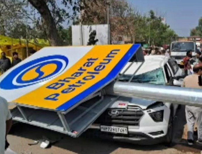 চলন্ত গাড়ির উপর ভাঙল পিলার, উত্তরপ্রদেশে মৃত্যু সপা নেতার