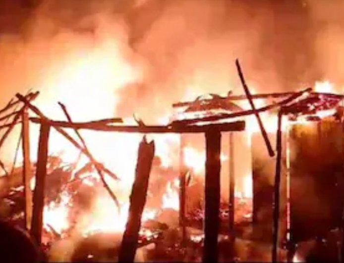 রান্না চলাকালীনই বিপত্তি! নামখানায় বিধ্বংসী আগুনে পুড়ে ছাই বসতবাড়ি*