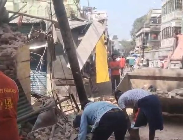 ভবানীপুরে ভেঙে পড়ল তোরণ, অল্পের জন্য বড় দুর্ঘটনা এড়ানো