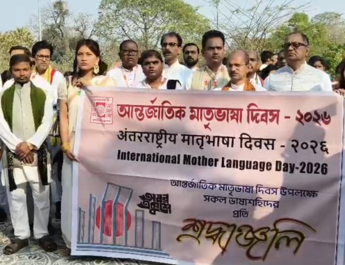 একুশের আবেগে মুখর শান্তিনিকেতন, প্রভাত ফেরি ও মাল্যদানে ভাষা শহিদদের শ্রদ্ধার্ঘ্য