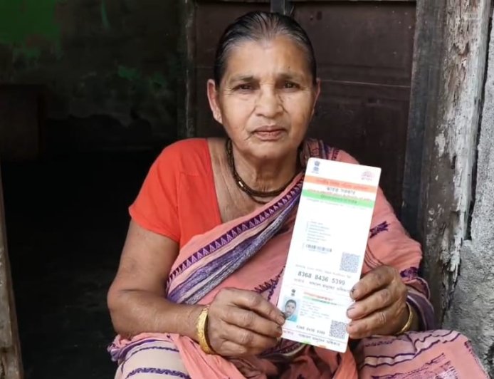 জীবিত হয়েও পোর্টালে ‘মৃত’! দু’বছর বন্ধ ভাতা, খড়িবাড়িতে বৃদ্ধার আর্জি দ্রুত সমাধানের