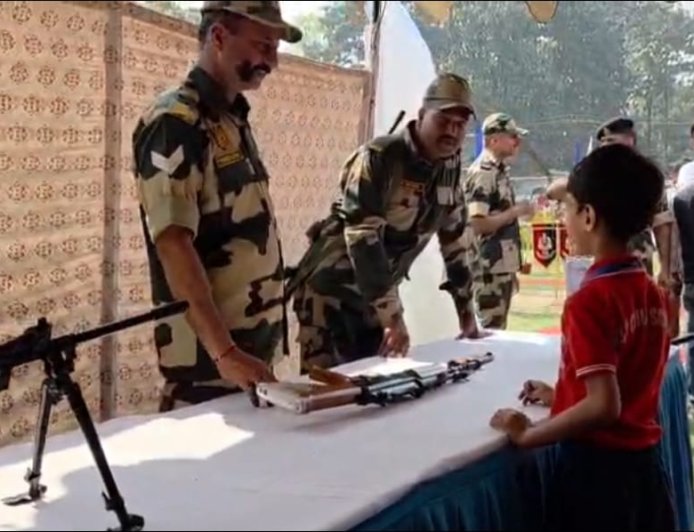 অত্যাধুনিক অস্ত্র হাতে দেশপ্রেমের নতুন আবেগে আপ্লুত আগামী প্রজন্ম