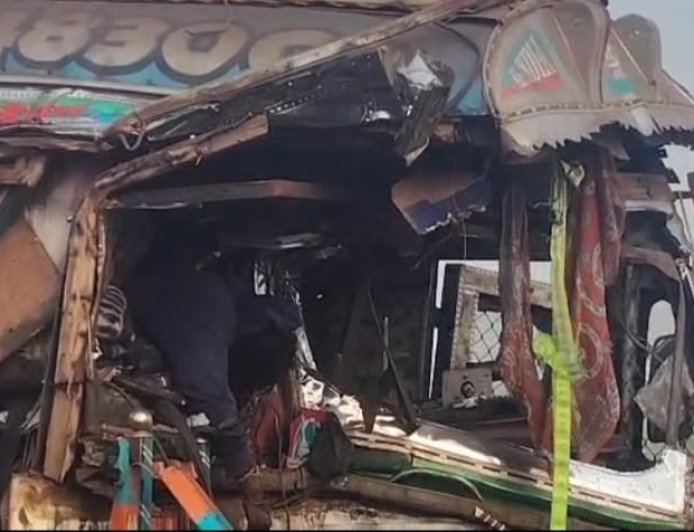 ঝাড়গ্রামে ভয়াবহ সড়ক দুর্ঘটনা, ডাম্পারে ধাক্কায় ট্রাকচালকের মৃত্যু, সংকটজনক খালাসি