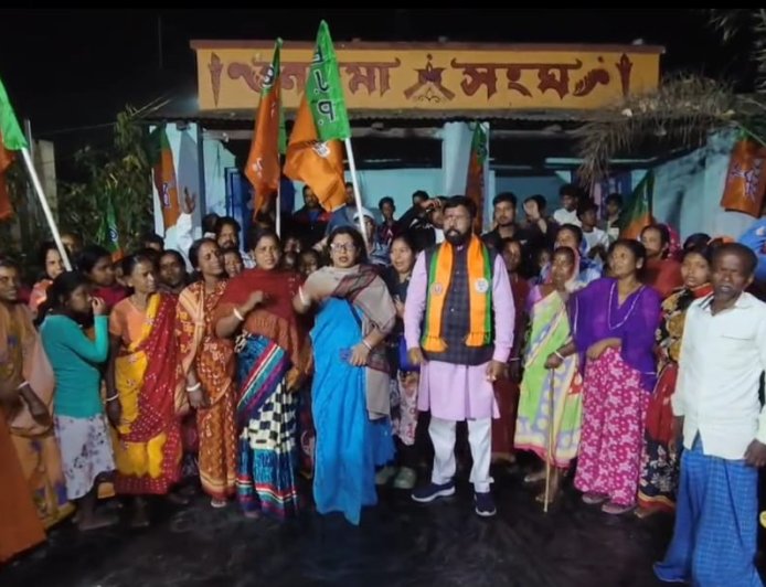 পশ্চিম বর্ধমানের দুর্গাপুরে দলবদল, তৃণমূল ছেড়ে বিজেপিতে যোগ প্রায় ২৫০ জনের