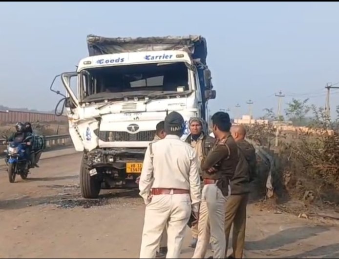 পশ্চিম বর্ধমানের পাণ্ডবেশ্বরের খোট্টাডিহি মোড়ে বাস–ডাম্পারের মুখোমুখি সংঘর্ষ, অল্পের জন্য রক্ষা বহু যাত্রী