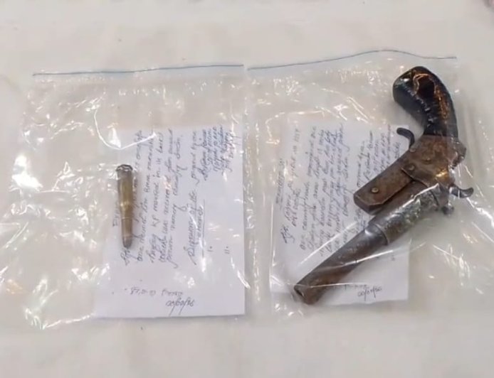 নদিয়ায় আগ্নেয়াস্ত্র ও কার্তুজসহ ধৃত গ্রেপ্তার