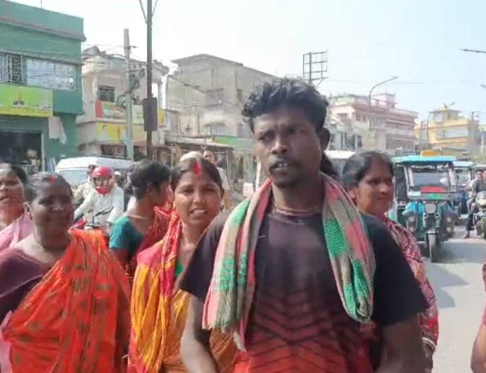 মুর্শিদাবাদে পানীয় জলের দাবিতে রাস্তা অবরোধ, বিক্ষোভে ফেটে পড়লেন গ্রামবাসী