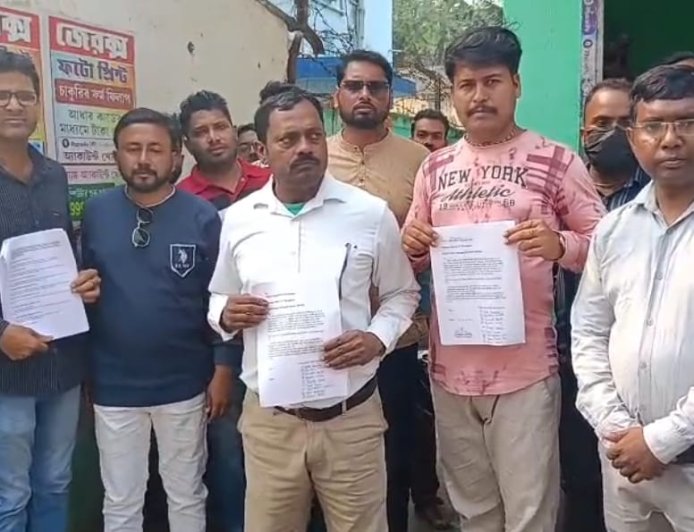 উত্তর ২৪ পরগনায় টাকার বিনিময়ে গৃহশিক্ষকতার অভিযোগে এডিআই অফিস ঘেরাও, নামের তালিকা জমা