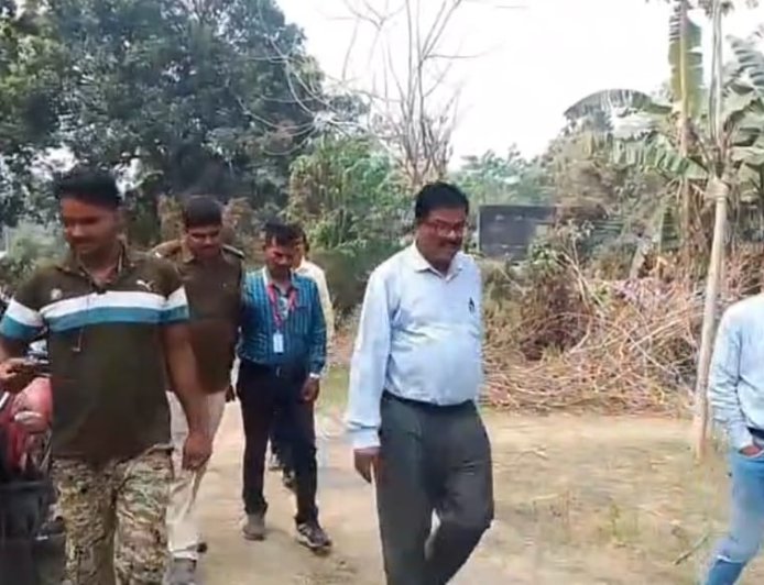 কল্যাণী বিশ্ববিদ্যালয়ের পরিত্যক্ত কোয়ার্টারের পাশে প্লাস্টিকের ব্যাগে ৬টি বোমা উদ্ধার, ঘটনাস্থল পরিদর্শনে কর্তৃপক্ষ