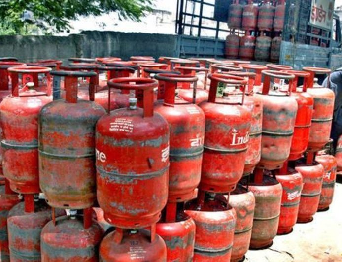হোলিতে বড় ঘোষণা, বিনামূল্যে এলপিজি সিলিন্ডার ও অ্যাকাউন্টে ৮৫৩ টাকা