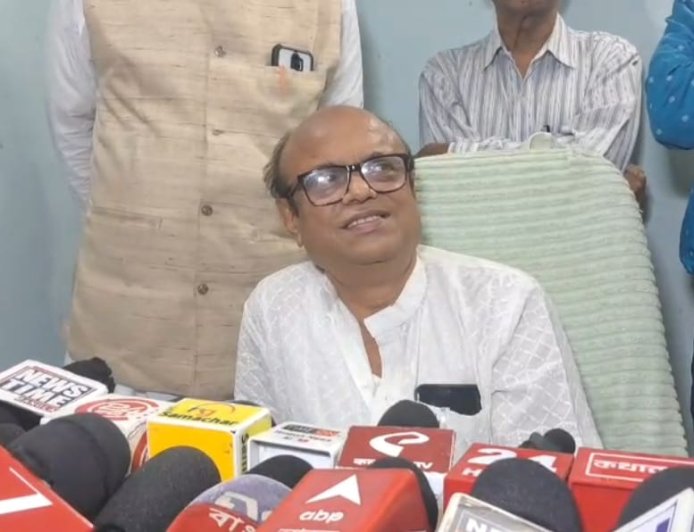 ব্যারাকপুরে সিপিআই(এম)-এ বড় ভাঙন, প্রাক্তন সাংসদের ঘনিষ্ঠ অরূপ বিশ্বাস-সহ ৭০ কর্মীর দলত্যাগ