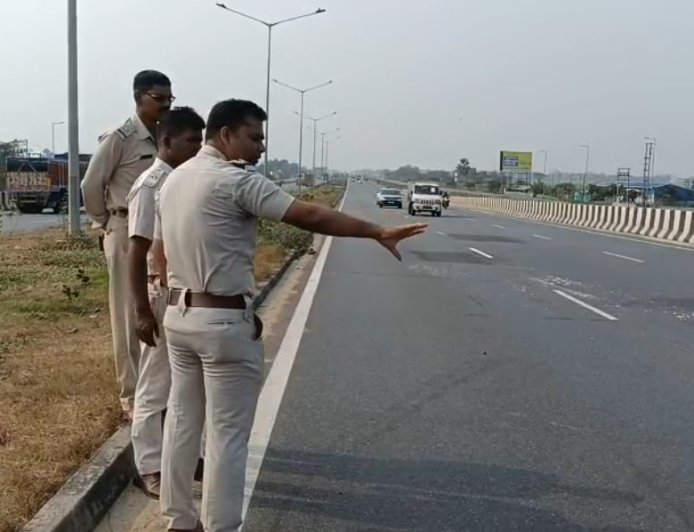 ১৯ নম্বর জাতীয় সড়কে ভয়াবহ দুর্ঘটনা, প্রাইভেট কারের ধাক্কায় গুরুতর জখম দুই শ্রমিক