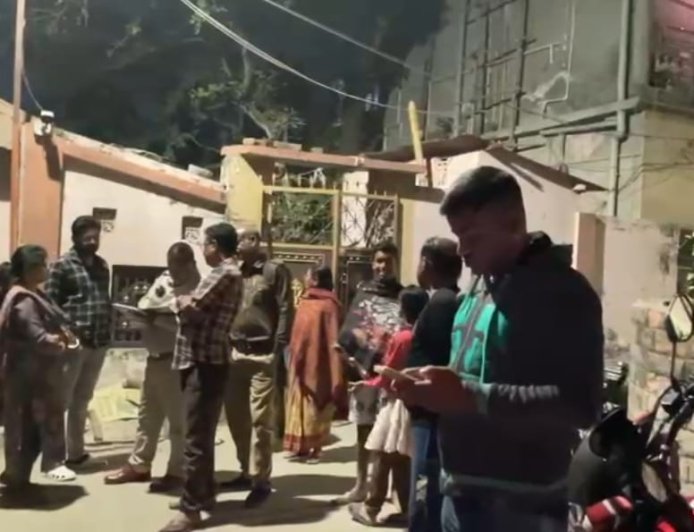 রায়গঞ্জে বাড়ির সামনে যুবতীর গলা থেকে সোনার মালা ছিনতাই, মোটরবাইকে চম্পট দুই দুষ্কৃতীর