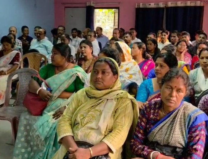 জলপাইগুড়ি সদরে কাঁচা চা পাতা দিয়ে হস্তশিল্পভিত্তিক চা উৎপাদনের প্রশিক্ষণ, স্বনির্ভরতার পথে অভিনব উদ্যোগ