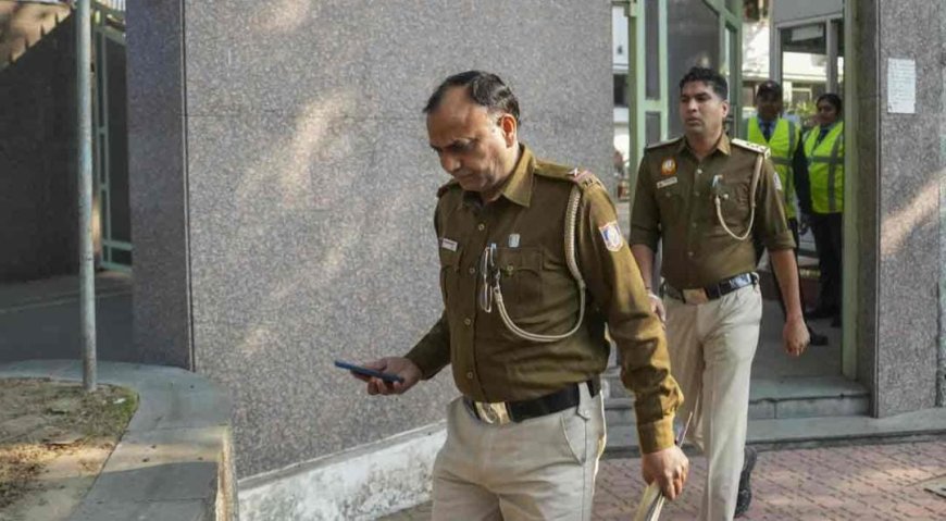 দিল্লির একের পর এক স্কুলে বোমাতঙ্ক, হুলস্থুল রাজধানীতে