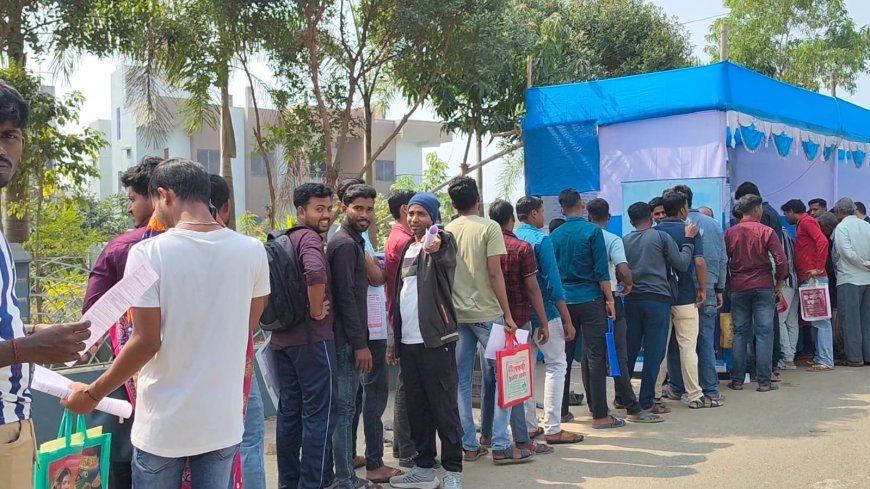 "ভাতার লাইনে উচ্চশিক্ষিতরাও; নামখানায় ‘যুব সাথী’র আবেদন ঘিরে ভিড়, স্থায়ী চাকরির দাবিতে সরব বেকাররা"