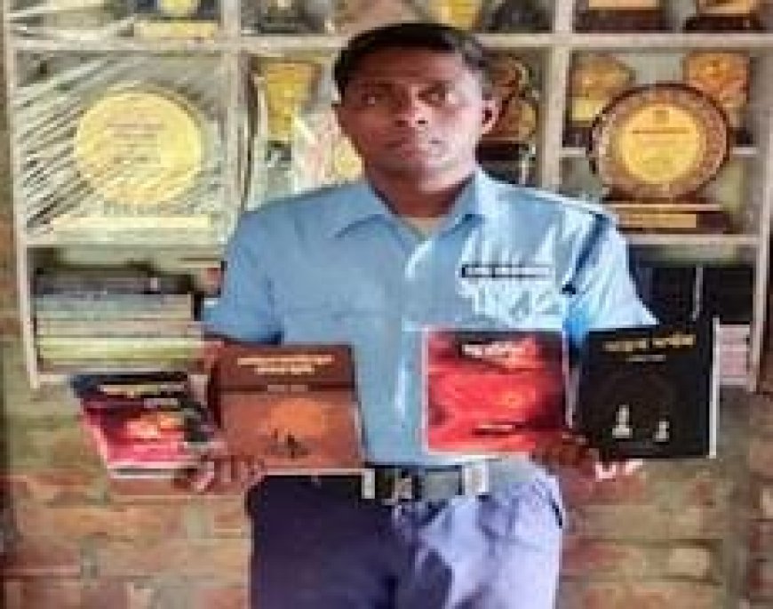 *উর্দির নিচে কলম-যোদ্ধা; সুন্দরবনের সিভিক ভলান্টিয়ার কর্ণধরের ঝুলিতে ১৬০০ কবিতা ও উপন্যাসের সম্ভার*