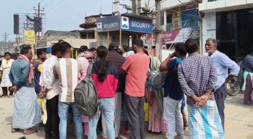 মালদায় চাকরির নাম করে কোটি টাকার প্রতারণা! সাড়ে চার হাজার বেকারের অভিযোগ, জেলাশাসকের দ্বারস্থ ক্ষতিগ্রস্তরা