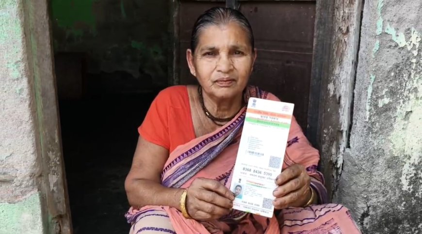 জীবিত হয়েও পোর্টালে ‘মৃত’! দু’বছর বন্ধ ভাতা, খড়িবাড়িতে বৃদ্ধার আর্জি দ্রুত সমাধানের