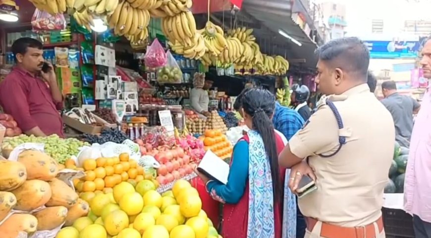 রমজানে ফলের অস্বাভাবিক মূল্যবৃদ্ধি, সিউড়িতে আড়ত ও দোকানে ডিএসপি ডিইবির হানা