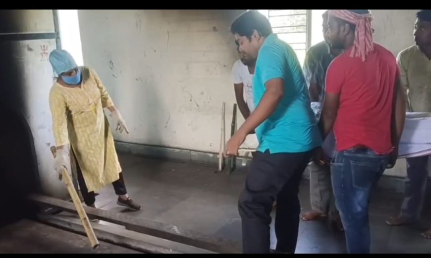 সংসারের হাল ধরতে শ্মশানে ডোমের কাজ, লড়াইয়ের প্রতীক টুম্পা দাস