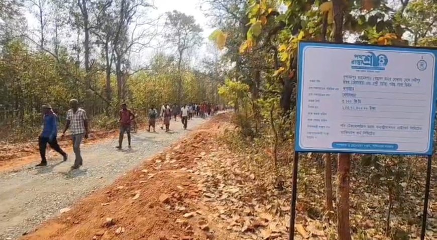 ঝাড়গ্রামে পথশ্রী প্রকল্পের রাস্তায় দুর্নীতির অভিযোগ, পথ অবরোধ করে কাজ বন্ধ গ্রামবাসীদের
