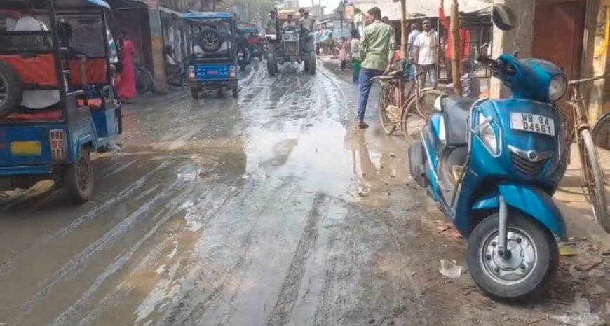 মুর্শিদাবাদ জেলার সুতি বিধানসভার কয়াডাঙ্গায় নিম্নমানের সামগ্রী দিয়ে রাস্তা ঢালাইয়ের অভিযোগ, বিক্ষোভে কংগ্রেস