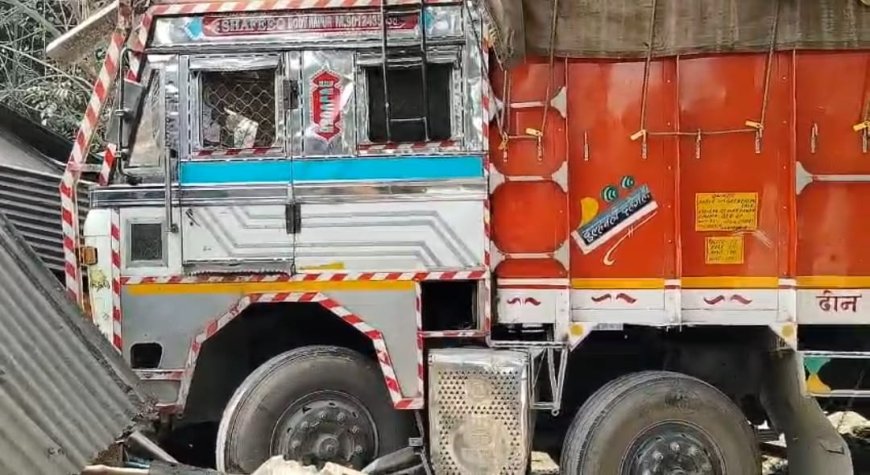 রাতের অন্ধকারে বেপরোয়া লরির দৌরাত্ম্য, বাড়ি ও দোকানে ঢুকে চাঞ্চল্য ধূপগুড়িতে