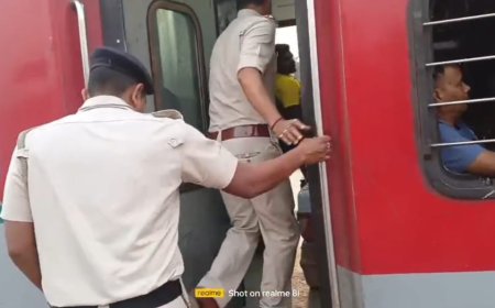 পশ্চিম মেদিনীপুরের বেলদায় চলন্ত ট্রেনেই প্রসব! রেল পুলিশের তৎপরতায় হাসপাতালে ভর্তি মা ও সদ্যোজাত