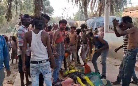 বীরভূমের সিউড়ির রায়পুরে দোলের পরদিন ‘ধুলোয়’ উৎসব, জীবন্ত মানুষকে মরা সাজিয়ে গ্রাম পরিক্রমা