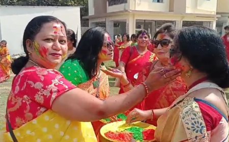 পশ্চিম বর্ধমান আসানসোলের ৮৪ নম্বর ওয়ার্ডে হোলি উপলক্ষে তৃণমূলের রঙিন শোভাযাত্রা