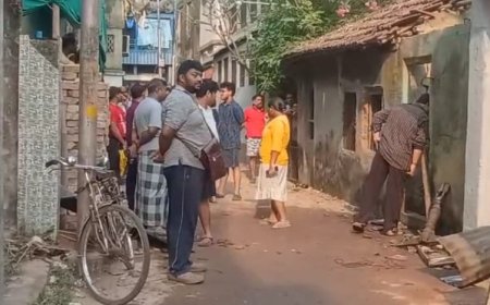 খাস কলকাতার পাইকপাড়ায় বিস্ফোরণ, উড়ল বহুতলের ছাদে টিন, আতঙ্ক এলাকায়